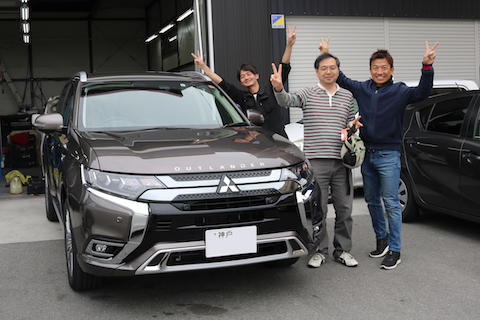 大型連休で満車の駐車場はリスク大！？隣のドアで当てられるドアパンチ被害！！