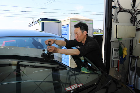 フロントガラスに複数の飛び石傷があっても、交換するよりお得に修理！