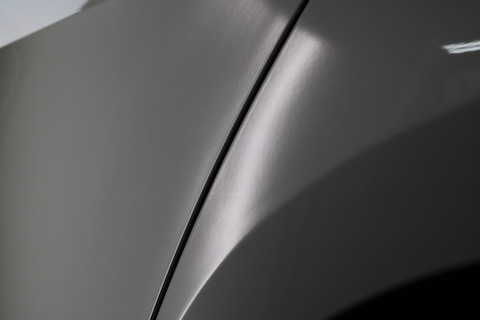 車のドアや内側ステップまで、いろんな箇所のヘコミ修理を直します。