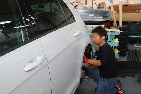 車のドアや内側ステップまで、いろんな箇所のヘコミ修理を直します。