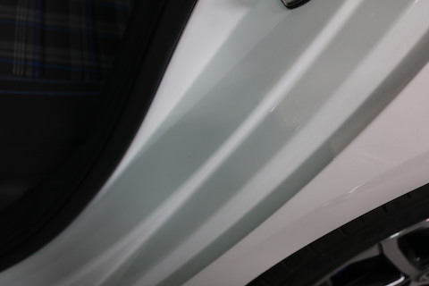 車のドアや内側ステップまで、いろんな箇所のヘコミ修理を直します。