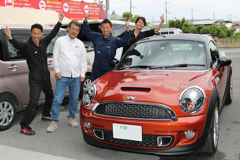 輸入車のドアに大きなヘコミ！デントリペアなら高額修理にならず、チョット待つ間に直ります！