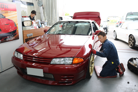 すごい！綺麗に直ってる！！長年、車好きのお客様もおどろきのヘコミ直し！