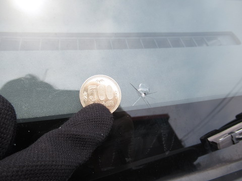 すぐに伸びるかもしれないフロントガラスのヒビ割れ、即時修理します！