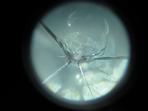 すぐに伸びるかもしれないフロントガラスのヒビ割れ、即時修理します！