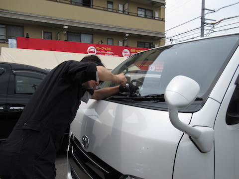 すぐに伸びるかもしれないフロントガラスのヒビ割れ、即時修理します！