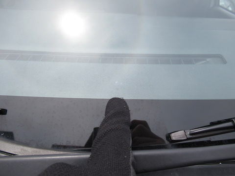 すぐに伸びるかもしれないフロントガラスのヒビ割れ、即時修理します！