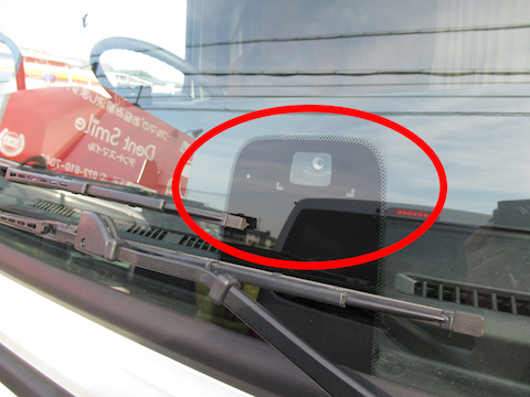 働く車のトラックもフロントガラスのひび割れ修理、40分〜のピットインで直します！