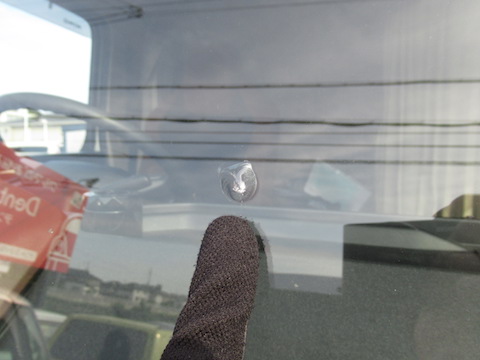 働く車のトラックもフロントガラスのひび割れ修理、40分〜のピットインで直します！