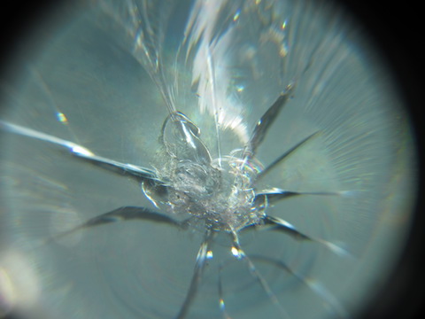 働く車のトラックもフロントガラスのひび割れ修理、40分〜のピットインで直します！