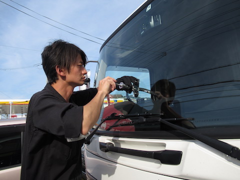 働く車のトラックもフロントガラスのひび割れ修理、40分〜のピットインで直します！