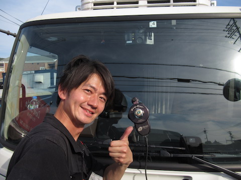 働く車のトラックもフロントガラスのひび割れ修理、40分〜のピットインで直します！