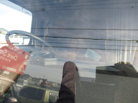 働く車のトラックもフロントガラスのひび割れ修理、40分〜のピットインで直します！