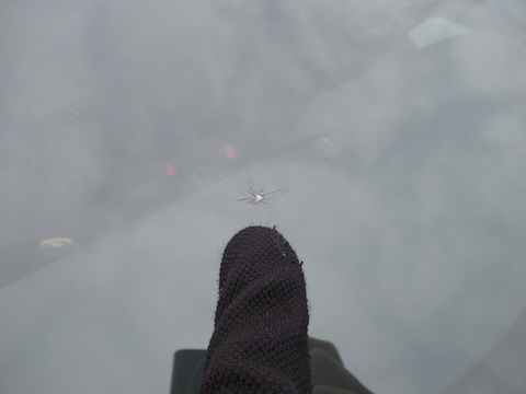 フェラーリ488GTBのフロントガラスに飛び石でひび割れた傷も直せます！