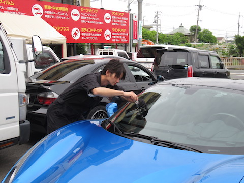 フェラーリ488GTBのフロントガラスに飛び石でひび割れた傷も直せます！