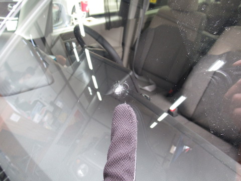 どこも断られて、最後の希望とご来店。ご期待にお応えするフロントガラス修理！