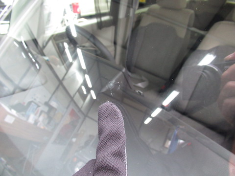 どこも断られて、最後の希望とご来店。ご期待にお応えするフロントガラス修理！