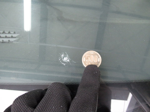 修理の限界を超えたフロントガラス飛び石の傷が直ります！