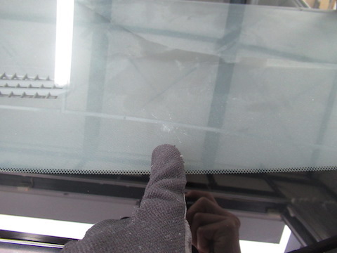 修理の限界を超えたフロントガラス飛び石の傷が直ります！