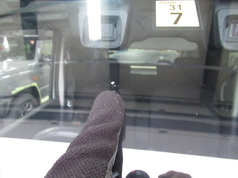 車検前にフロントガラスに飛び石被害。ご安心ください、修理で車検合格100%確実！