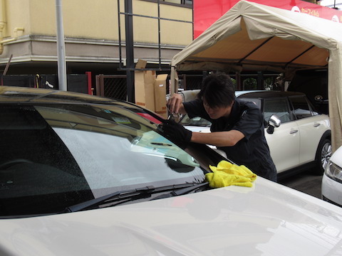 ベンツのフロントガラス修理、15,000円・40分~で直します！