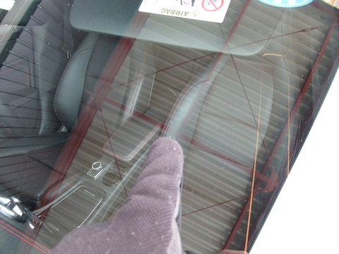 ベンツのフロントガラス修理、15,000円・40分~で直します！