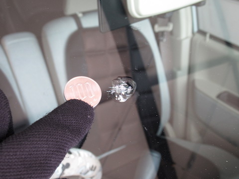 フロントガラス修理を断られ滋賀からのご依頼、大阪のデントスマイルが直します！