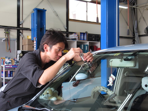 フロントガラス修理を断られ滋賀からのご依頼、大阪のデントスマイルが直します！