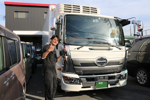 働く車のトラックもフロントガラスのひび割れ修理、40分〜のピットインで直します！