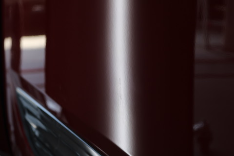 大きなヘコミでも鈑金・塗装しないデントリペア！