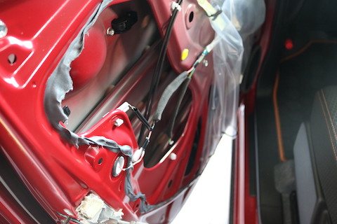 大きなヘコミでも鈑金・塗装しないデントリペア！