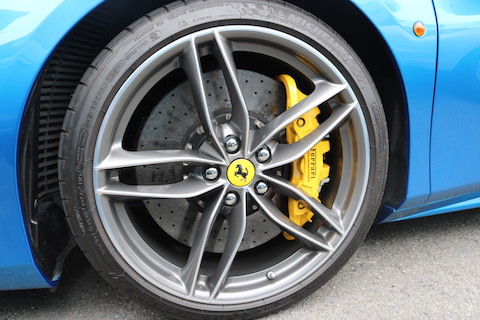 フェラーリ488GTBのフロントガラスに飛び石でひび割れた傷も直せます！