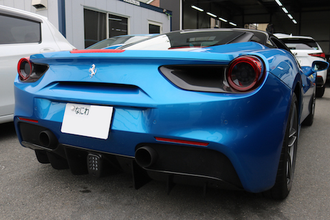 フェラーリ488GTBのフロントガラスに飛び石でひび割れた傷も直せます！