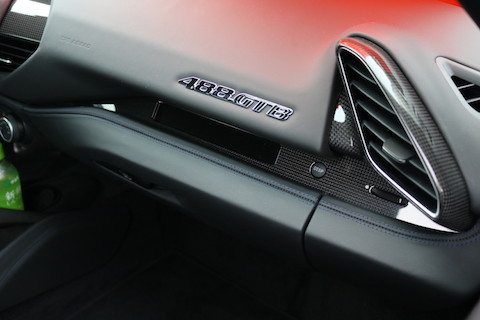 フェラーリ488GTBのフロントガラスに飛び石でひび割れた傷も直せます！