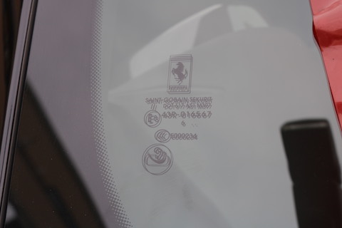 フェラーリ488GTBのフロントガラスに飛び石でひび割れた傷も直せます！