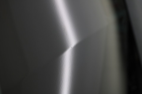 車のプレスラインのヘコミが完全修復！裏から押して直します！