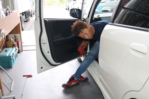 車のプレスラインのヘコミが完全修復！裏から押して直します！