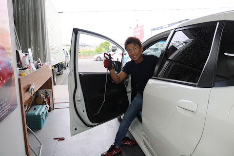 車のプレスラインのヘコミが完全修復！裏から押して直します！