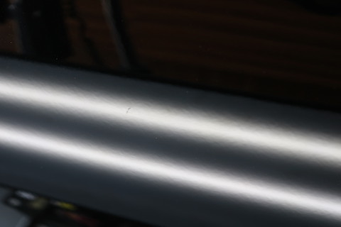 長いヘコミも塗装しないデントリペアで解決！