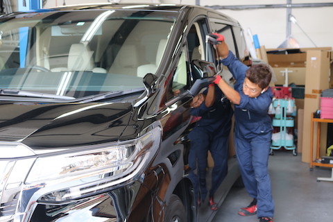 長いヘコミも塗装しないデントリペアで解決！