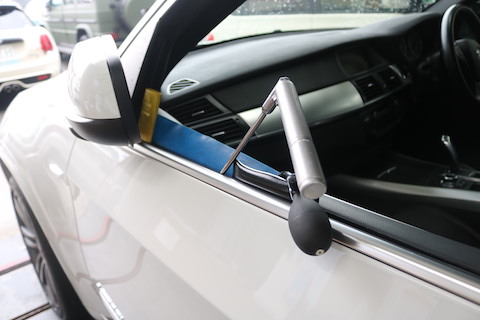 簡単そうで出来ないデントリペアというヘコミ直し。