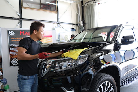 車の価値を下げずにヘコミを修理するデントリペア！