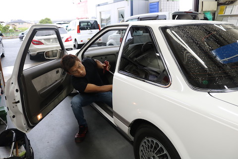 旧車のヘコミ修理は、鈑金・塗装しないデントリペア！