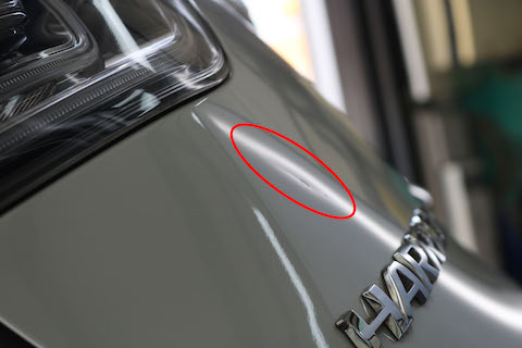 リアゲートのヘコミも、塗装しないデントリペアでお任せください！