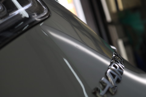 リアゲートのヘコミも、塗装しないデントリペアでお任せください！