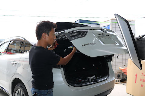 リアゲートのヘコミも、塗装しないデントリペアでお任せください！