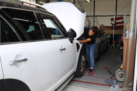 BMW ミニのヘコミ修理、大きくてもデントリペアで即時解決！