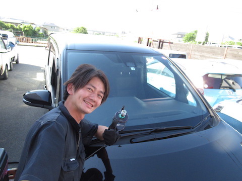 フロントガラスがひび割れ。最短・最小限の負担で修理するならウインドリペア！