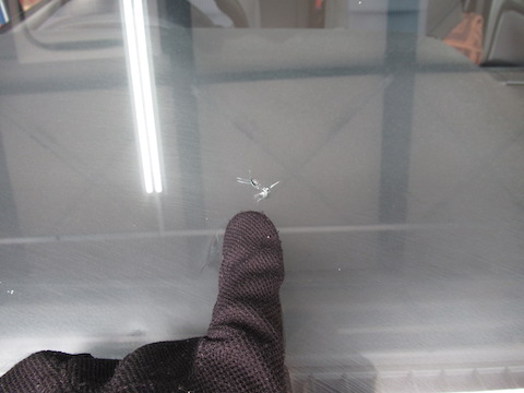 大きな飛び石の傷、2箇所ならんだ傷、過酷な条件でもウインドリペアします！