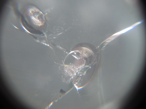 大きな飛び石の傷、2箇所ならんだ傷、過酷な条件でもウインドリペアします！